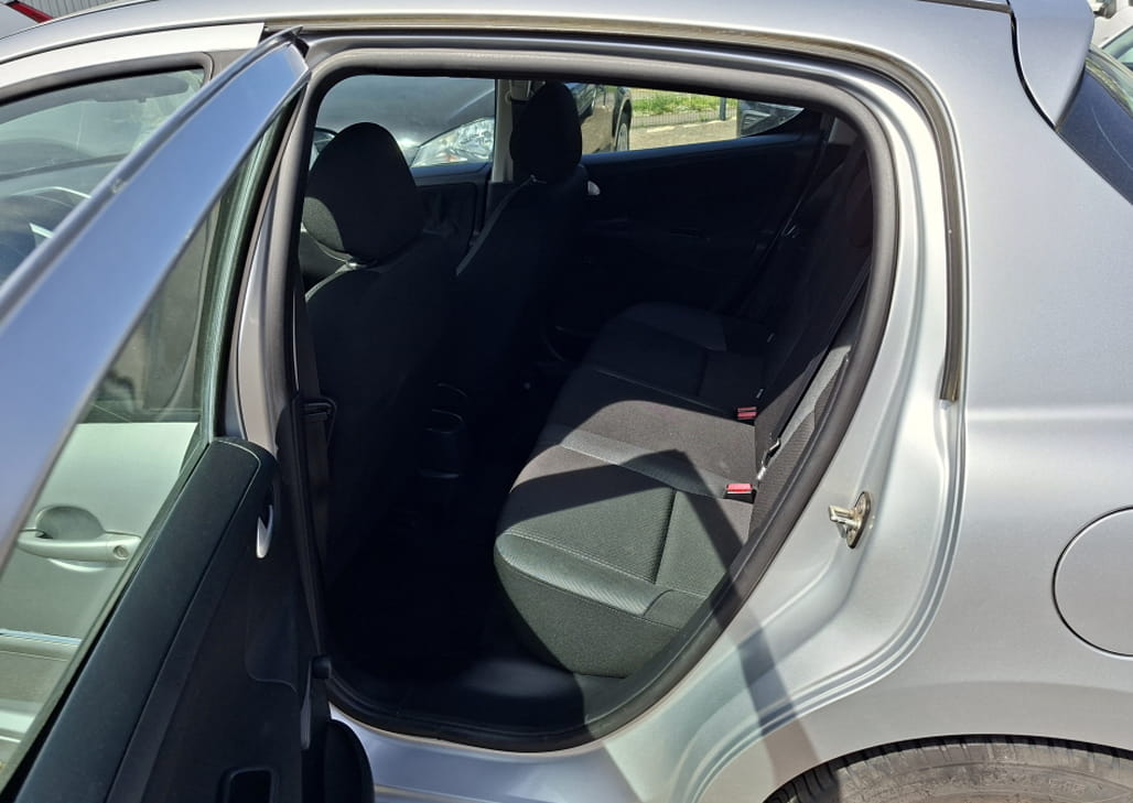 Peugoet-207-7